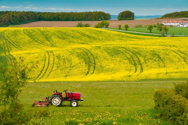 Traktorn fungerar på fältet — Stockfoto