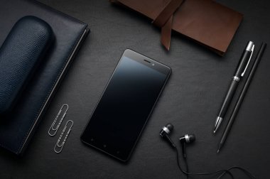 Ofis deri resepsiyon masası smartphone, kulaklık ve malzemeleri