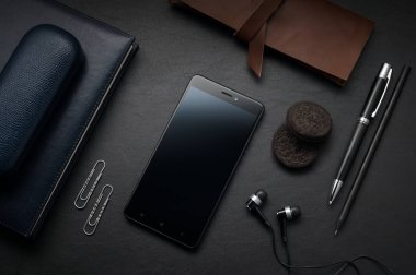 Ofis deri resepsiyon masası smartphone, kulaklık ve tanımlama bilgisi ile