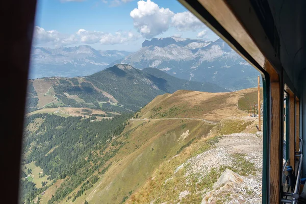 Mont Blanc Eléctrico na paisagem alpina - mais alto rack ferroviário tr — Fotografia de Stock