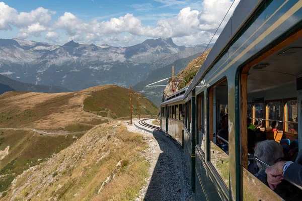 Mont Blanc Eléctrico na paisagem alpina - mais alto rack ferroviário tr — Fotografia de Stock