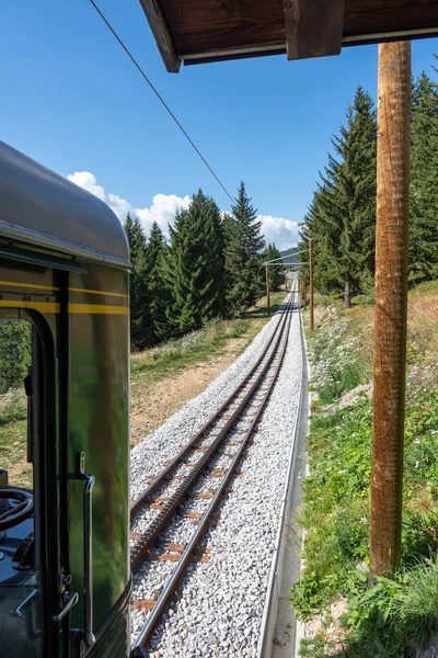 Linha Mont Blanc Tramway - trem ferroviário de rack mais alto da França . — Fotografia de Stock