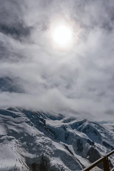 Toppen van de Alpen, uitzicht vanaf Aiguille du Midi. — Stockfoto