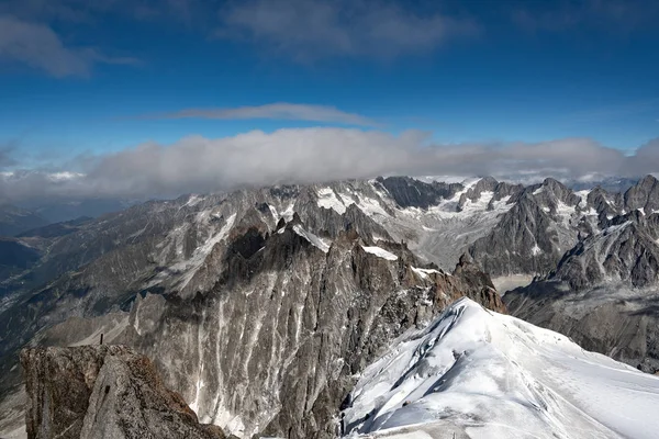 阿尔卑斯山高峰，见Aiguille du Midi. — 图库照片