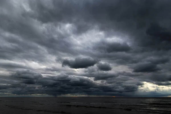 Dunkle Wolken über der Ostsee. — Stockfoto