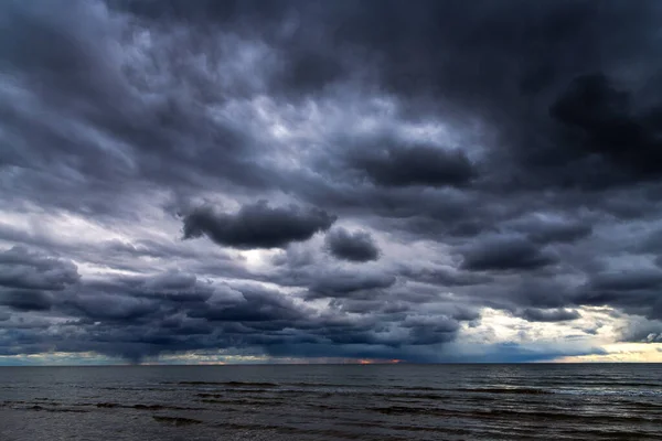 Nuvens escuras sobre o mar Báltico . — Fotografia de Stock