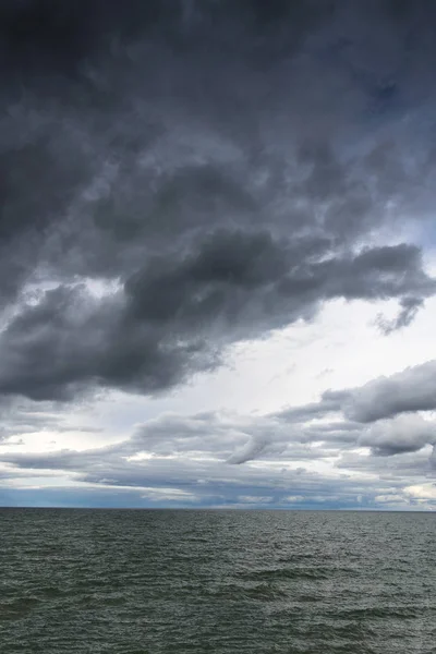 Baltık Denizi üzerinde gri bulutlar. — Stok fotoğraf
