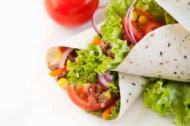 Beyaz zemin üzerine şal