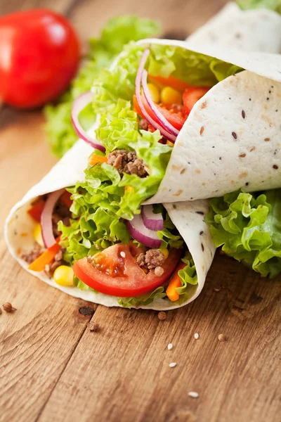 Färska wraps på trä bakgrund — Stockfoto