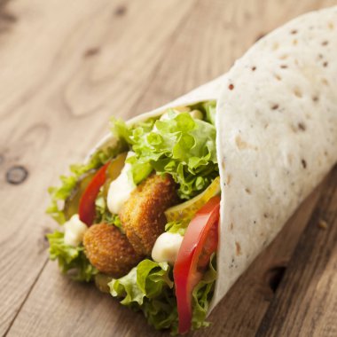 ahşap zemin üzerinde taze şal