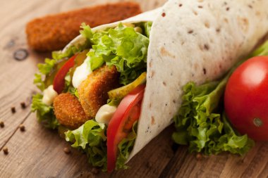 ahşap zemin üzerinde taze şal