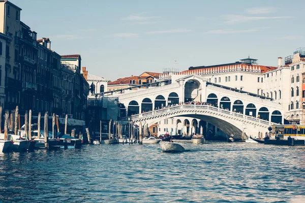 Una vista de Ponte di Rialto desde Canal Grande - Venezia — Foto de Stock