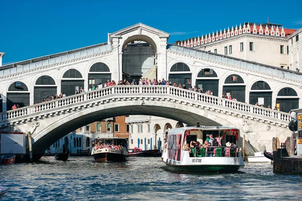 Una vista de Ponte di Rialto desde Canal Grande - Venezia — Foto de Stock