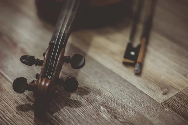 Viejo violín acostado sobre una superficie de madera —  Fotos de Stock