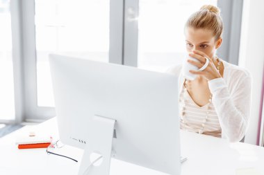 Çekici ofis çalışanı masada oturuyor.