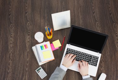 Ofis işyeri ofis, banka donatımı ve dizüstü bilgisayar ile