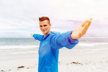 Silah spor giyim ile genç adam uzanmış