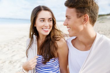 Sahilde oturup romantik genç Çift