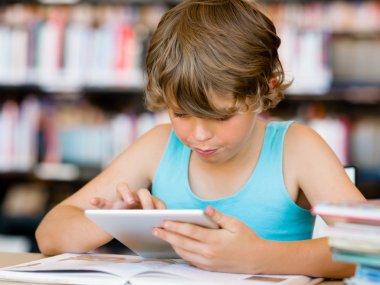 Tablet kitaplığındaki çocukla İlköğretim Okulu
