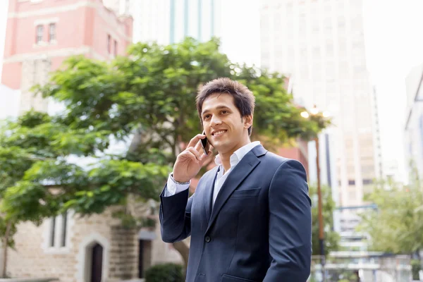 Retrato de empresário confiante com telefone celular ao ar livre — Fotografia de Stock