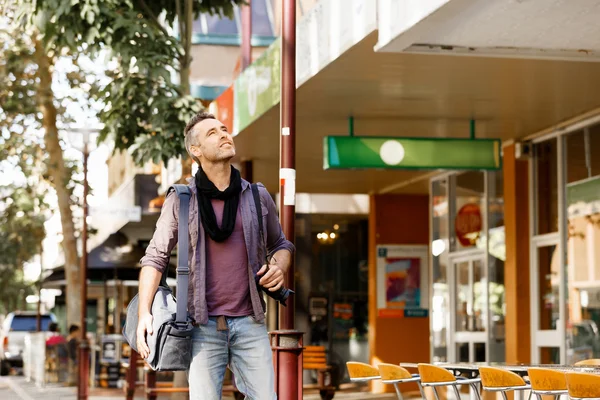 Male tourist in city — Stock Photo, Image