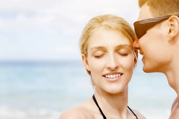 Romântico jovem casal na praia — Fotografia de Stock