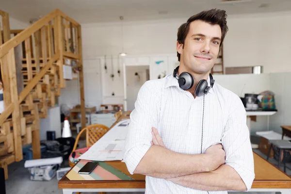 Retrato de un joven vestido casual en la oficina — Foto de Stock