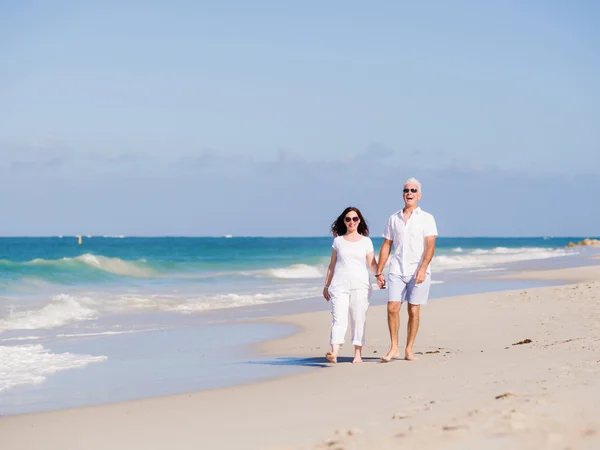 Wandelen langs de golven — Stockfoto