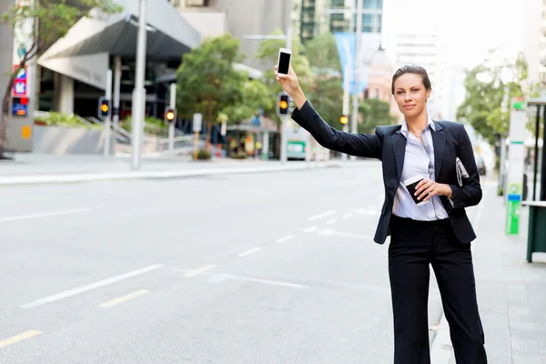 Портрет деловой женщины, ловящей такси — стоковое фото
