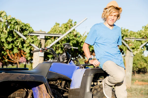 Ragazzo in piedi accanto al camion in vigna — Foto Stock