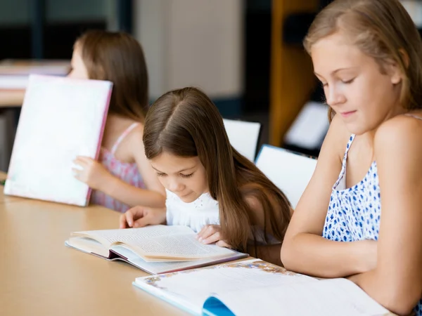 Nos encanta leer. — Foto de Stock