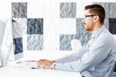 Masa başında oturan erkek ofis çalışanı