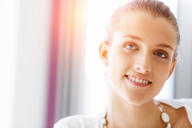 Çekici ofis çalışanı masada oturuyor.