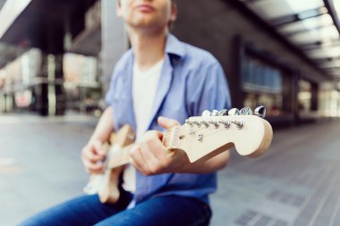 Gitar City ile genç müzisyen