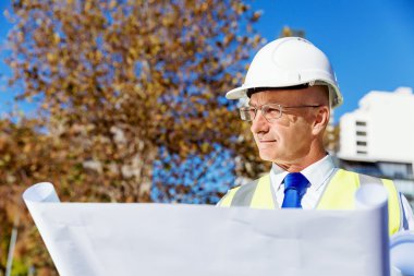 İnşaat alanında mühendis.