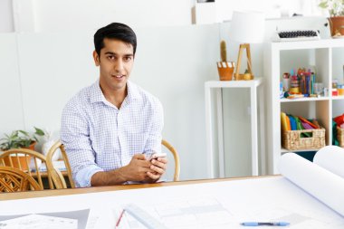 Genç adam mimar ofis