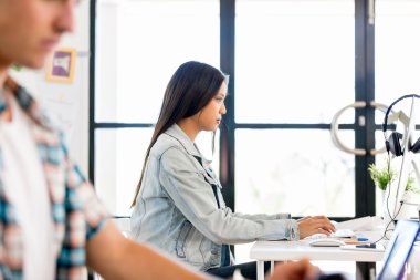 Görevdeki genç bayan.