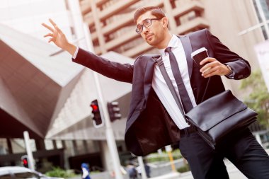 Genç İşadamları için bir taksi yağıyor