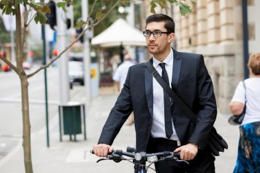 Bisikletli genç işadamları