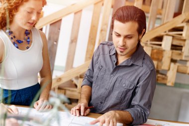 Ofisteki iki genç mimar