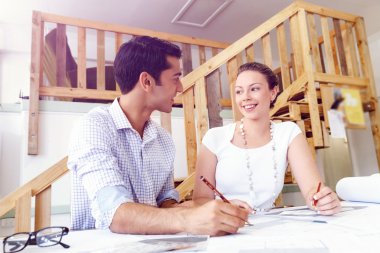 Ofisteki iki genç mimar