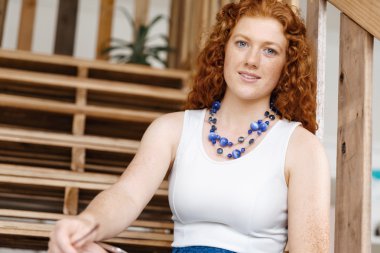 Office merdivenlerde oturan genç kadın portresi