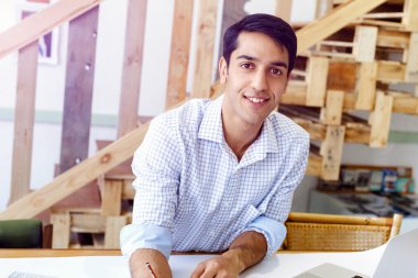 Genç adam mimar ofis