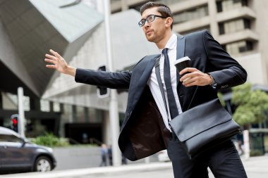 Genç işadamı için bir taksi yağıyor