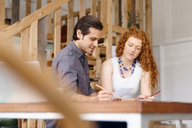 İki genç insan Office