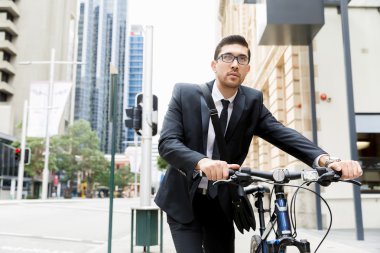 Bisikletli genç işadamları