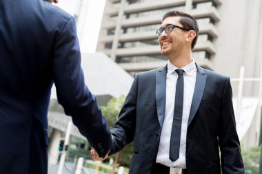 onların el sıkışan iki iş adamları