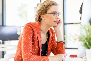 Görevdeki genç bayan.