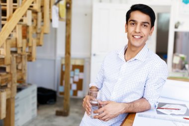 Genç adam mimar ofis