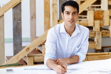 Genç adam mimar ofis